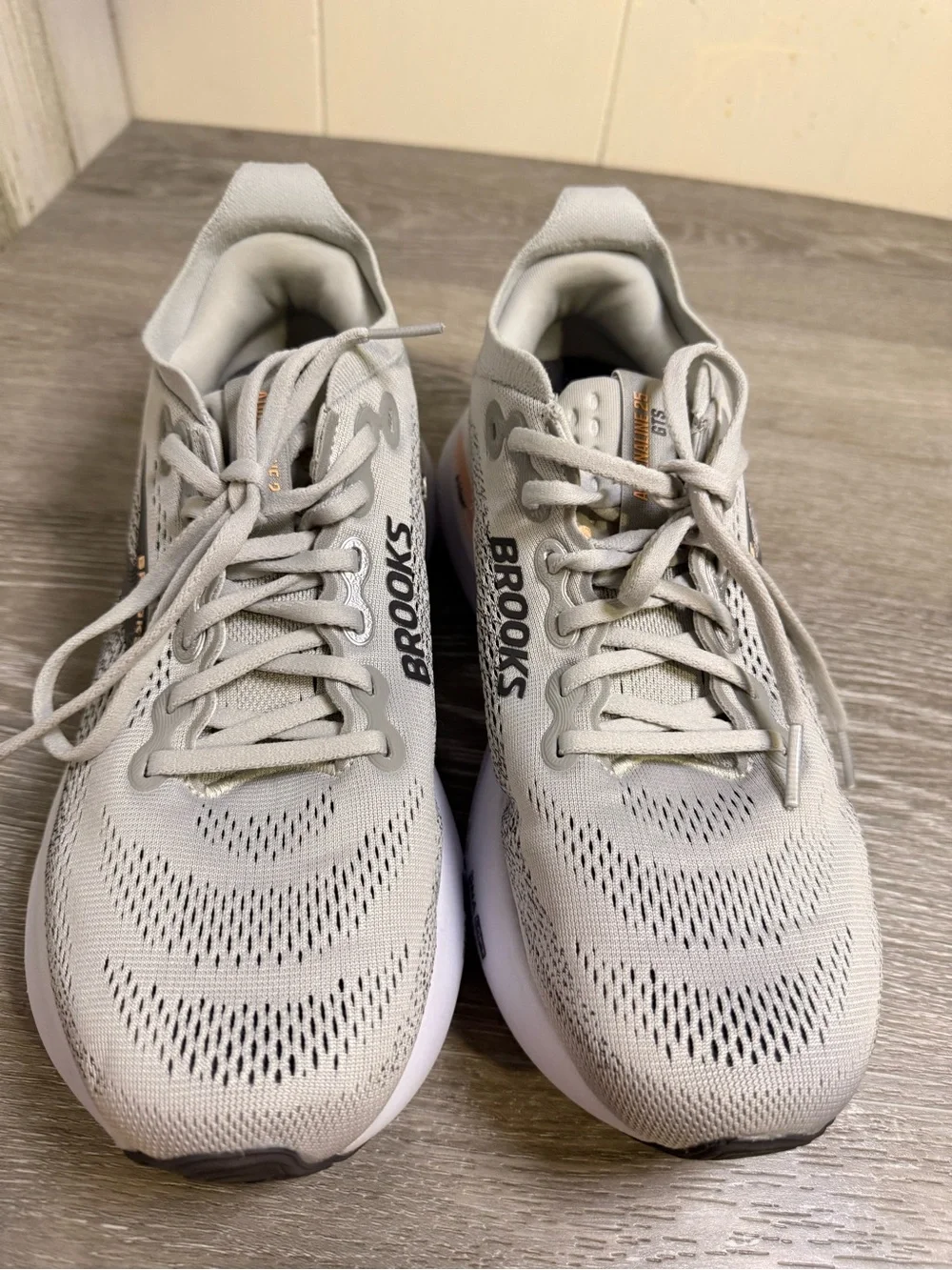 Brooks Adrenaline GTS 25 Gray Peach Running Shoes Wide D Sz 8.5